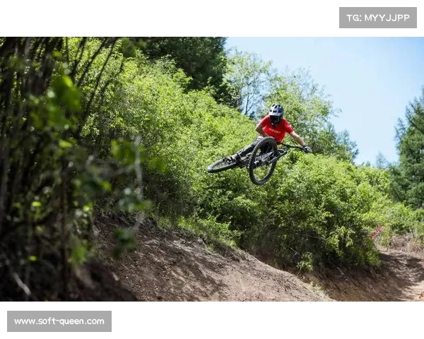 选手在暴雨泥泞赛道坚持比赛,展现山地自行车运动艰苦一面 选手在暴雨泥泞赛道坚持比赛,展现山地自行车运动艰苦一面